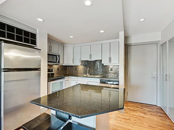 5th image of 410 S 1st Ave NE #405