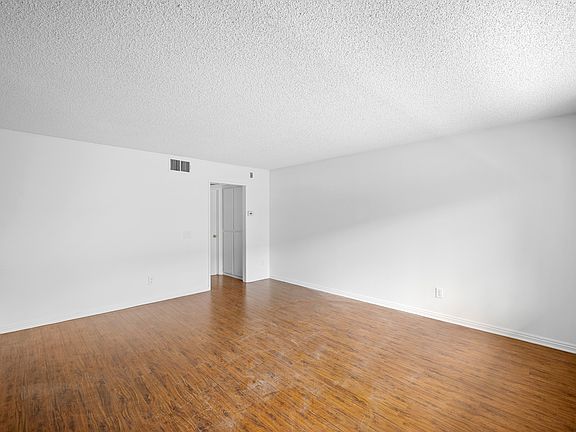 4th image of 16226 Vanowen St #209