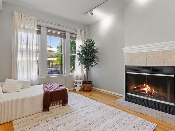 3rd image of 3951 N Saint Louis Ave #1
