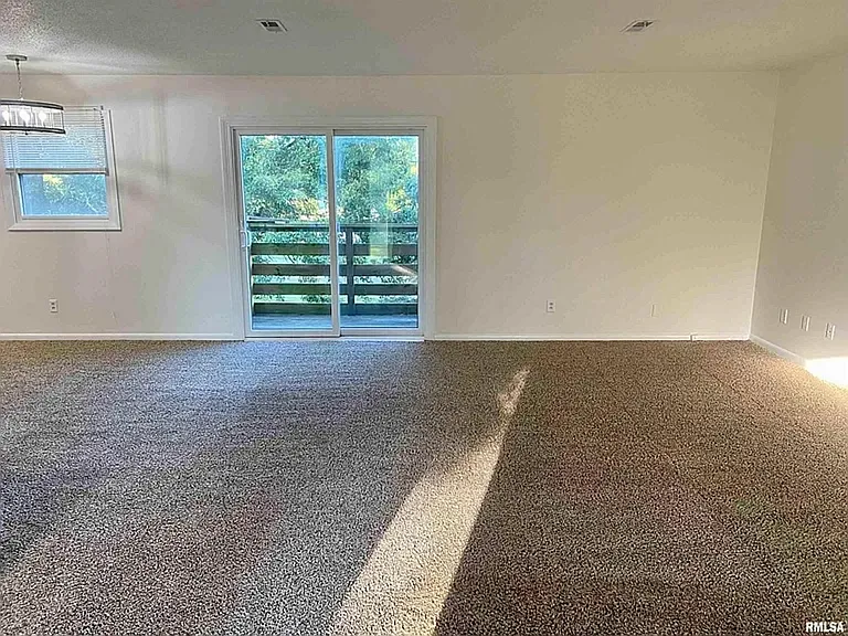 432 Amherst Dr — Photo 15