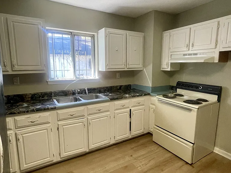 1210 Sheridan Ave — Photo 6