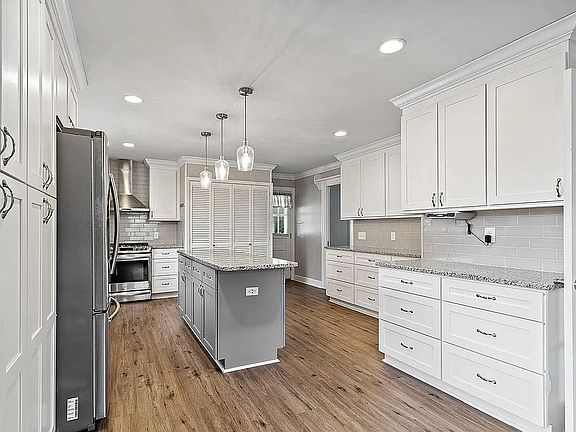 3rd image of 120 Windemere Rd