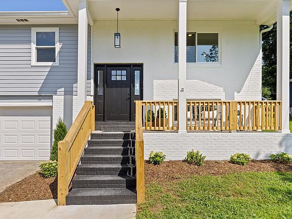 3rd image of 6905 Creeklands Ln