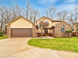 7375 Pepper Crk, West Bloomfield, MI 48322