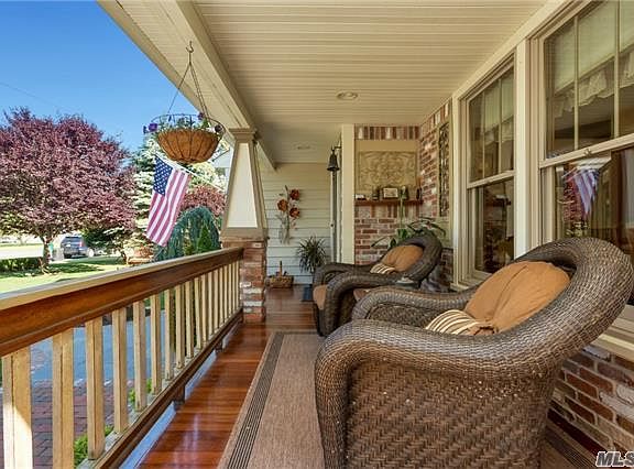 2nd image of 28 Quaquanantuck Ln