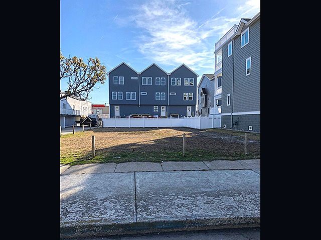 1st image of 454 E 23rd Ave