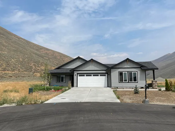 611 Rosewood Dr, Bellevue, ID 83313