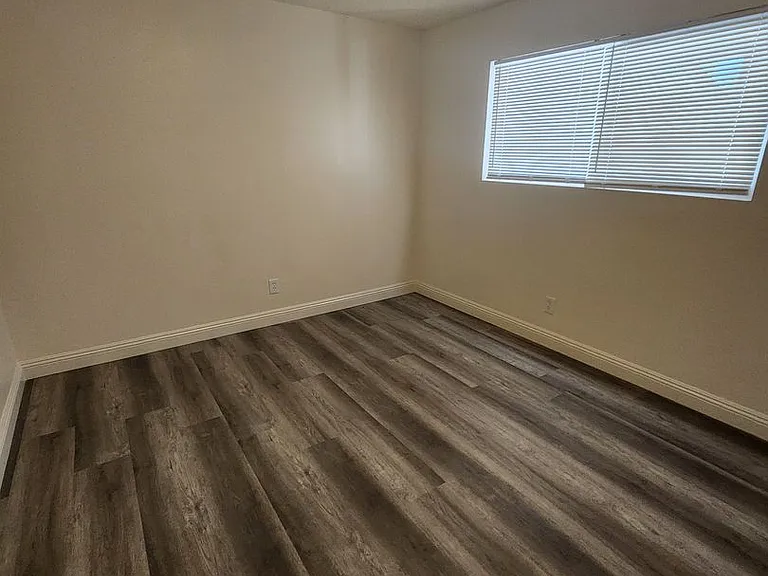 241 Clarence Ave — Photo 10