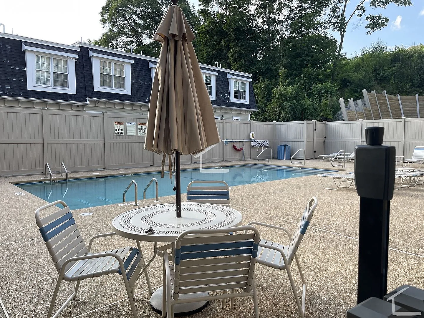 NO FEE, Renovated Massive Oak Square Apt in Brightonw Pool, Parking, Heat and Hot Water Included — Photo 4