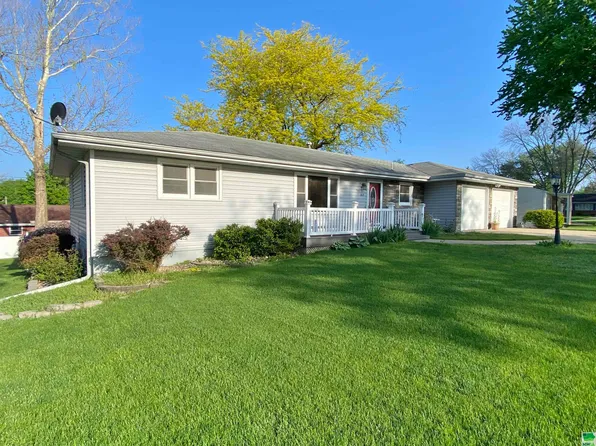 417 8th Ave SE, Le Mars, IA 51031