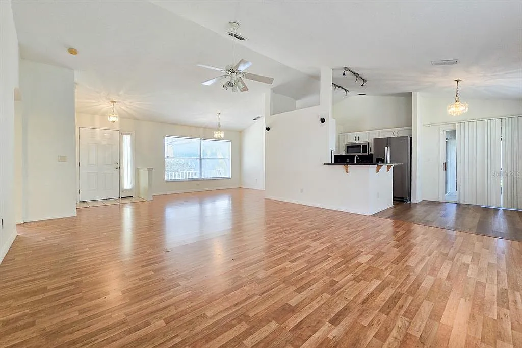 3 bed, 2.0 bath, 1570 sqft, $2,000 — Photo 3