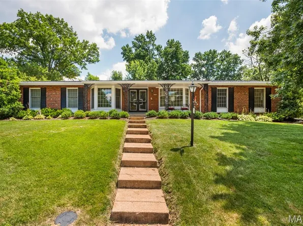 570 Flanders Dr, Saint Louis, MO 63122