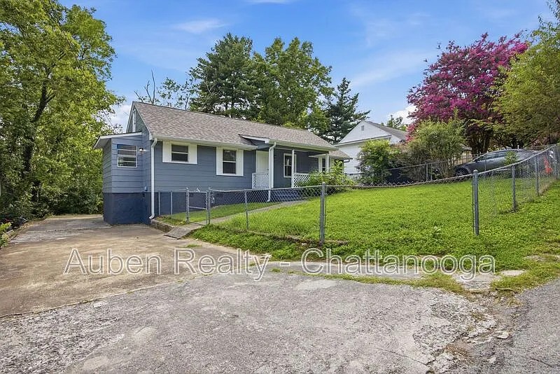 3 bed, 1.5 bath, 1300 sqft, $1,550 — Photo 2