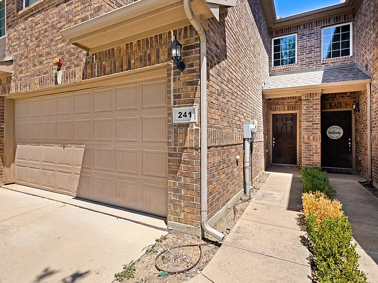 241 Barrington Ln — Photo 3