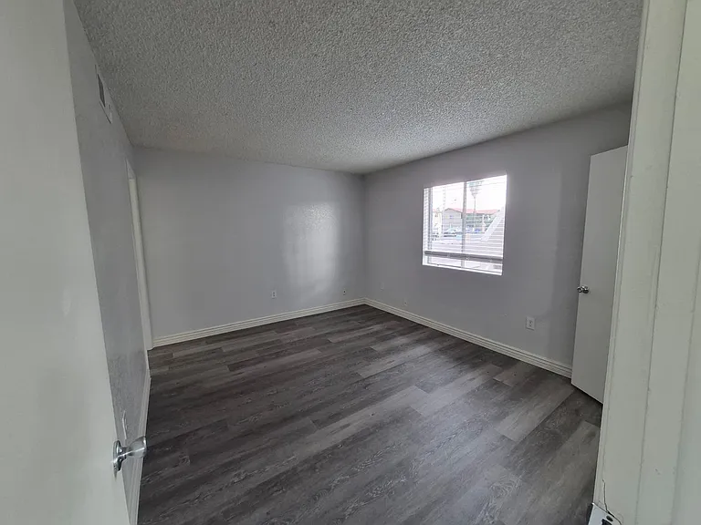 February Free Rent! Brand New Flooring Throughout! Private Laundry & Private Storage! Like New Re... — Photo 11
