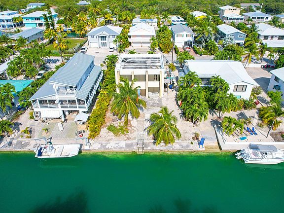 4th image of 930 Caribbean Dr E