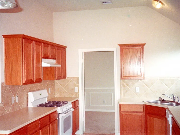 6643 Chantalle Dr — Photo 3