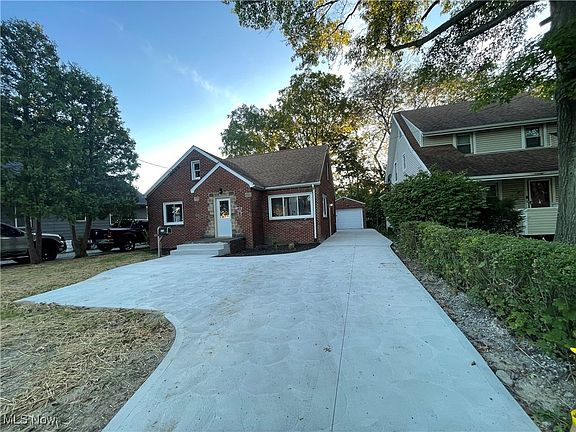 3rd image of 2776 Oakwood Dr