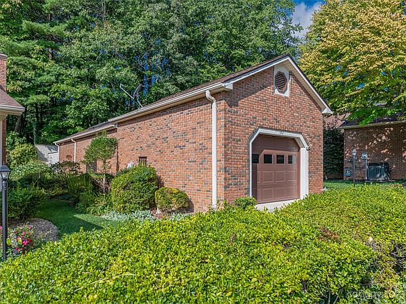 3rd image of 122 Exeter Ct