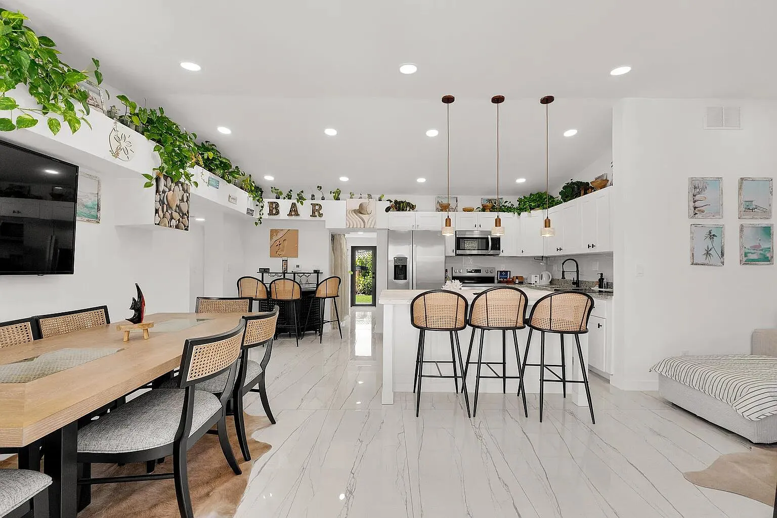 3 bed, 2.0 bath, 1225 sqft, $3,500 — Photo 3
