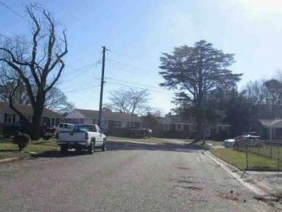 Exterior Neighborhood (street photo)