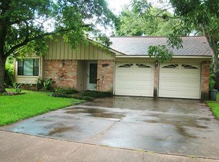 107 Meadowbrook St, Lake Jackson, TX 77566