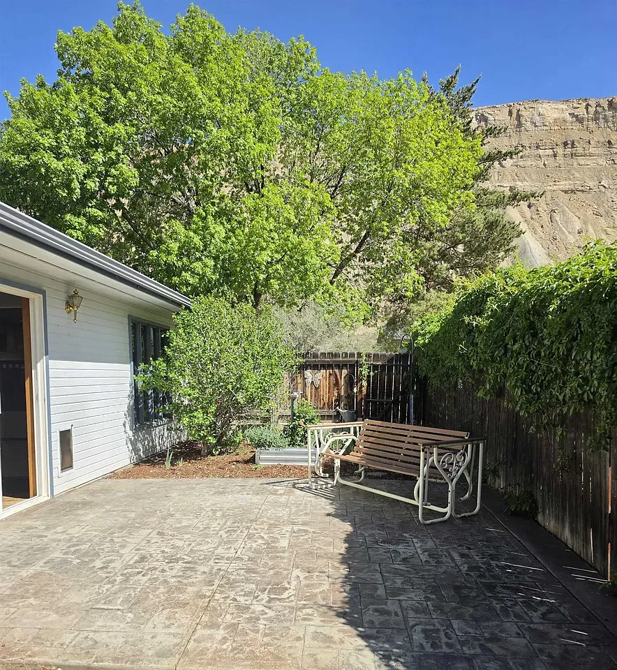 3 bed, 1396 sqft, $2,400 — Photo 2
