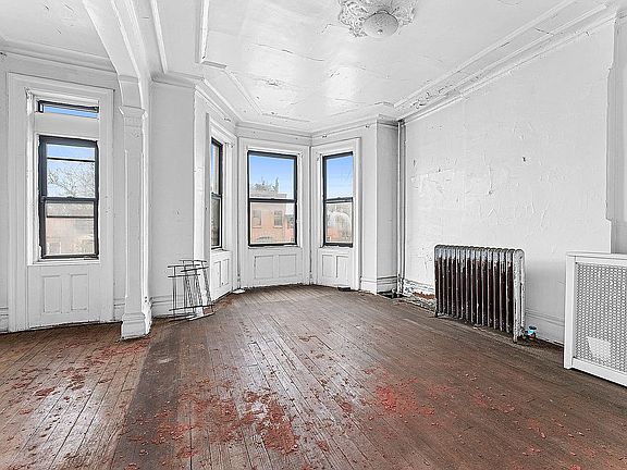 2nd image of 388 Halsey St APT 5