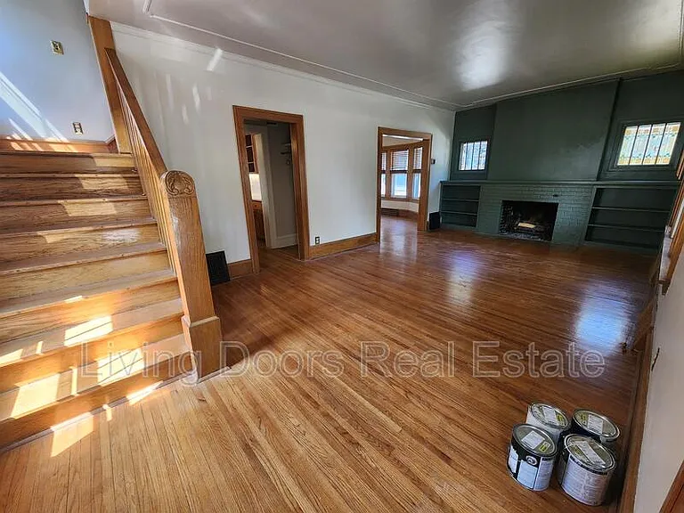 2300 Sewell St — Photo 2