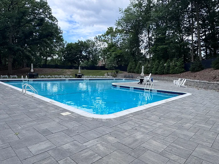 24 Troy Dr #D — Photo 8