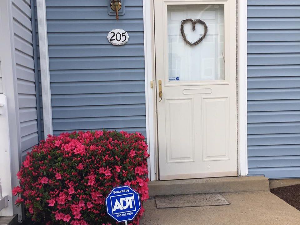 1st image of 205 Surry Ln