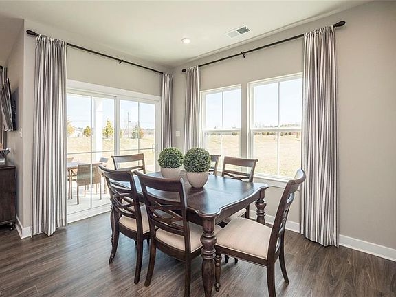 3rd image of 135 Lakeland Way