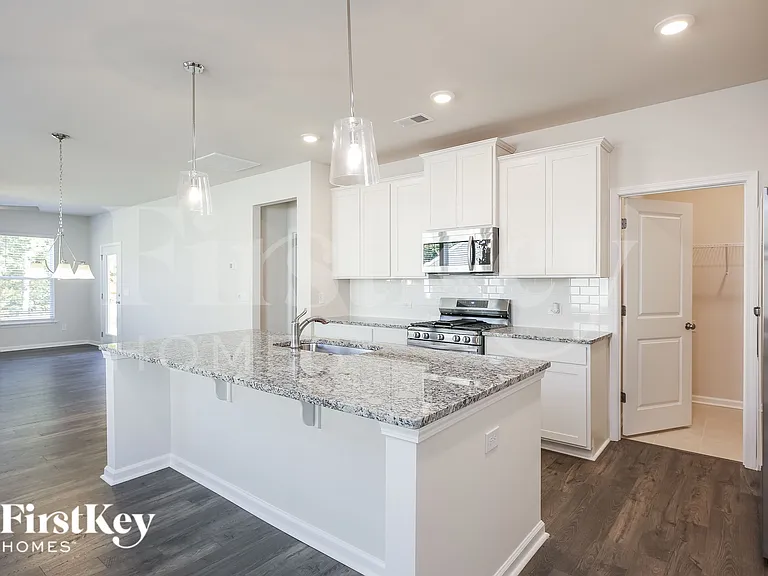 534 Hillpark Ln — Photo 5