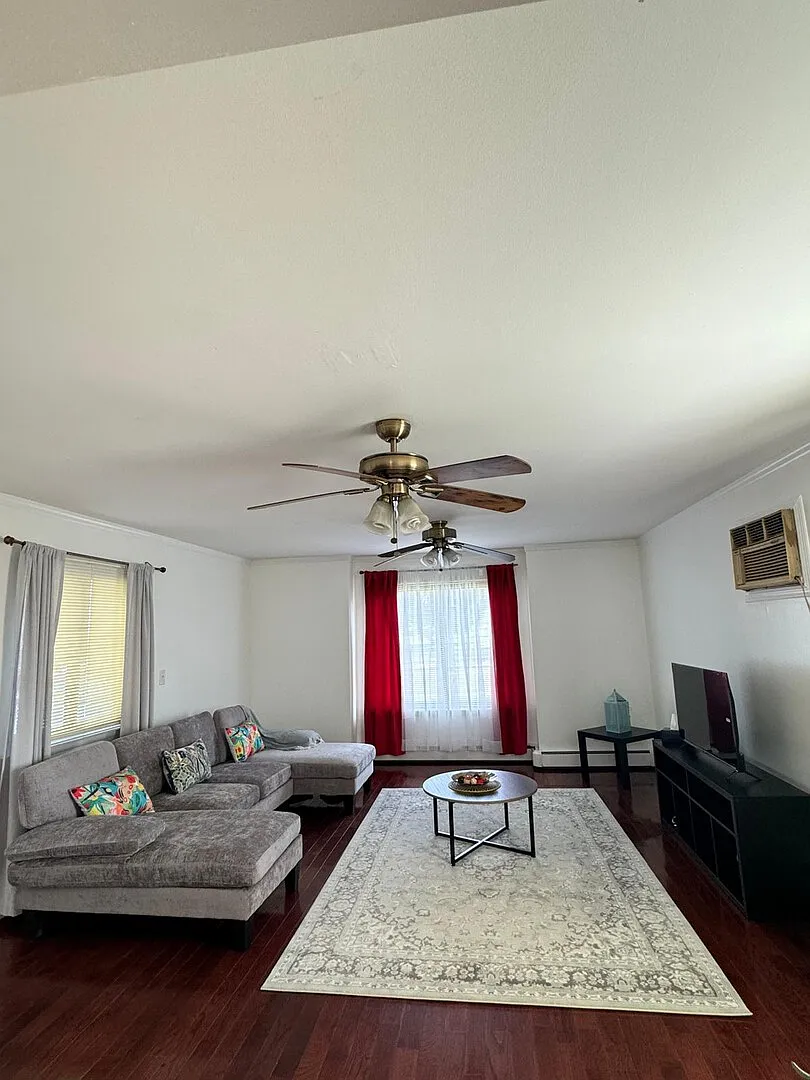 Fully Furnished 3BR ad 1.5 Bath, 2 Car Parking — Photo 1