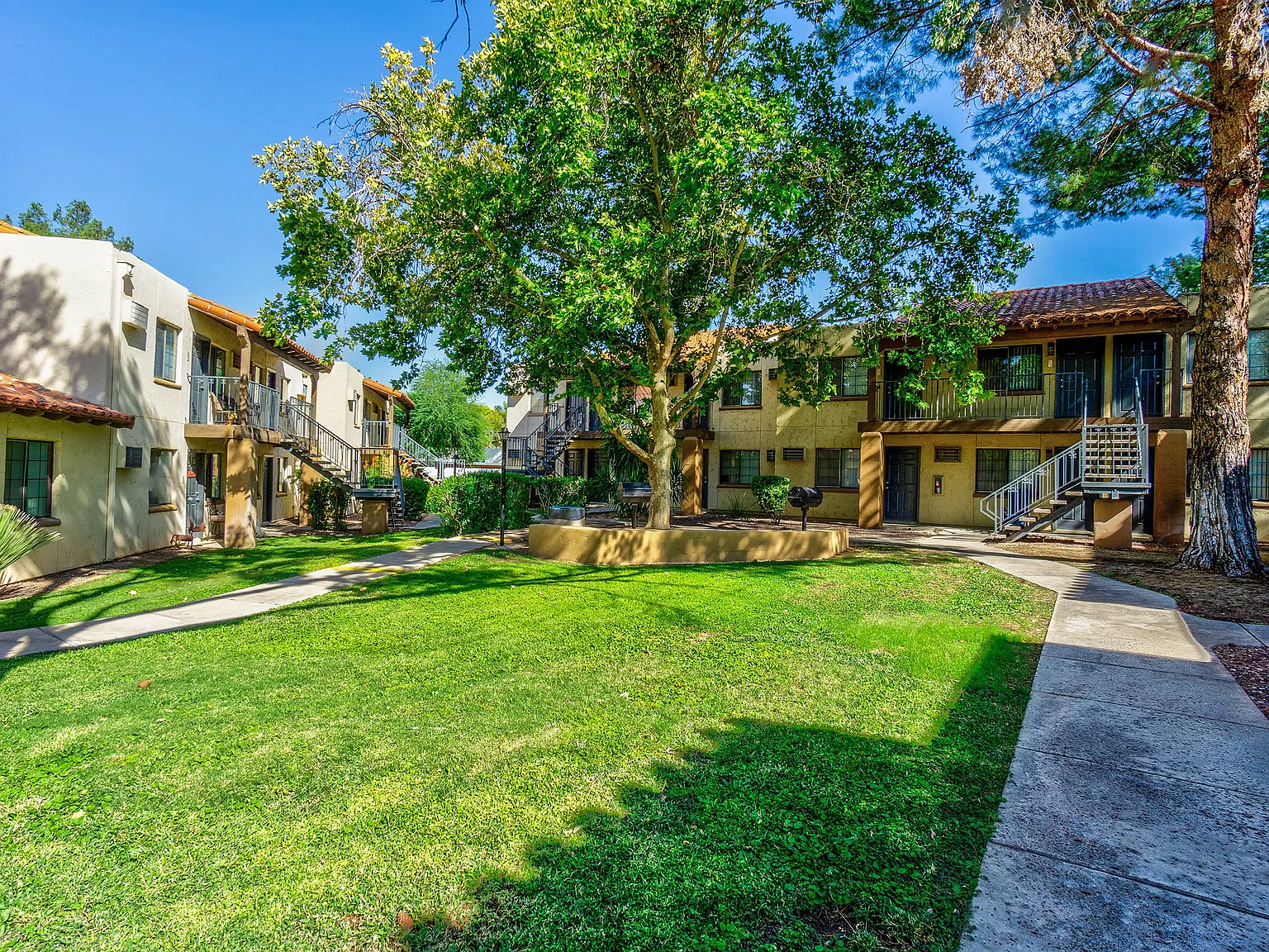La Hacienda Apartment Homes — Photo 2