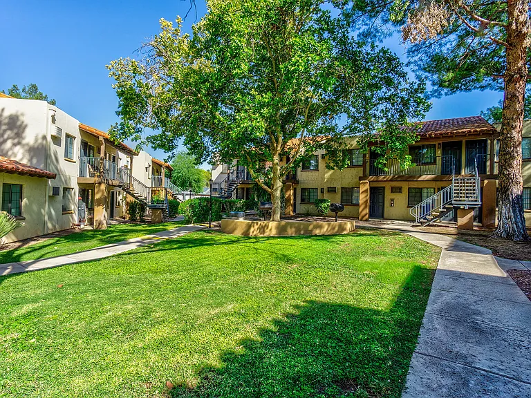 La Hacienda Apartment Homes — Photo 2