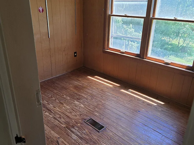 104 S Johnson Ave — Photo 12