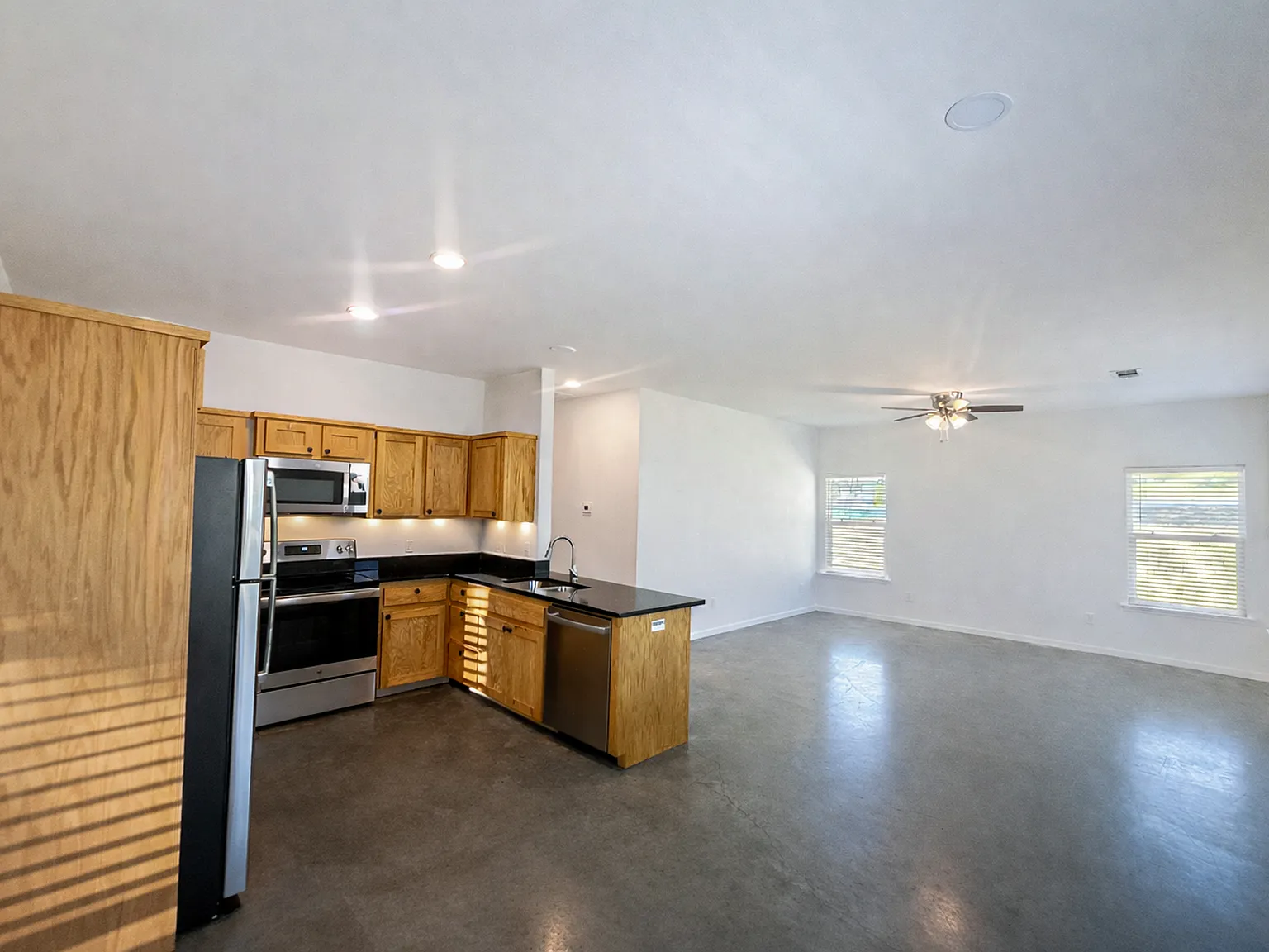322 East Maple Street - A — Photo 4