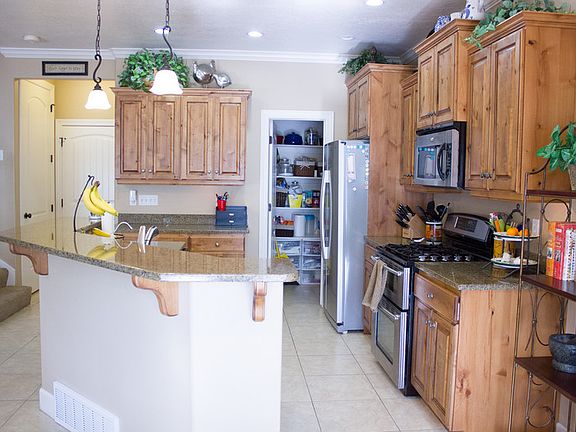 Kitchen w/ Walk-in Pantry