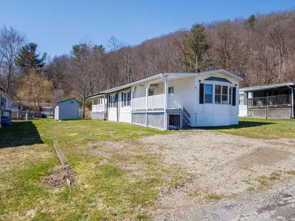 5 Edgewood Dr, Youngsville, PA 16371