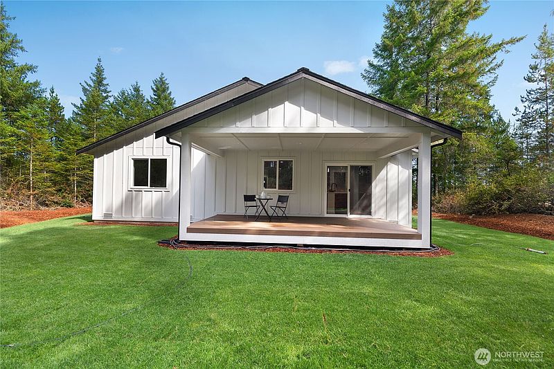 2nd image of 20 E Meadow Mist Place
