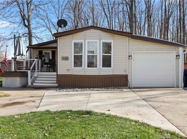 241 Twin Lake Dr, Elyria, OH 44035