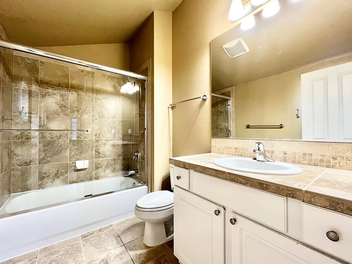 Beautiful Bed 3, Bath 3.5, home! — Photo 4