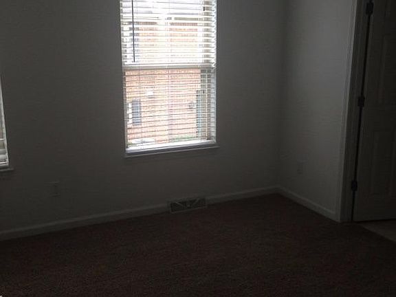 5th image of 317 Bainbridge Dr APT A