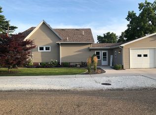 605 W Benton St, Blandinsville, IL 61420