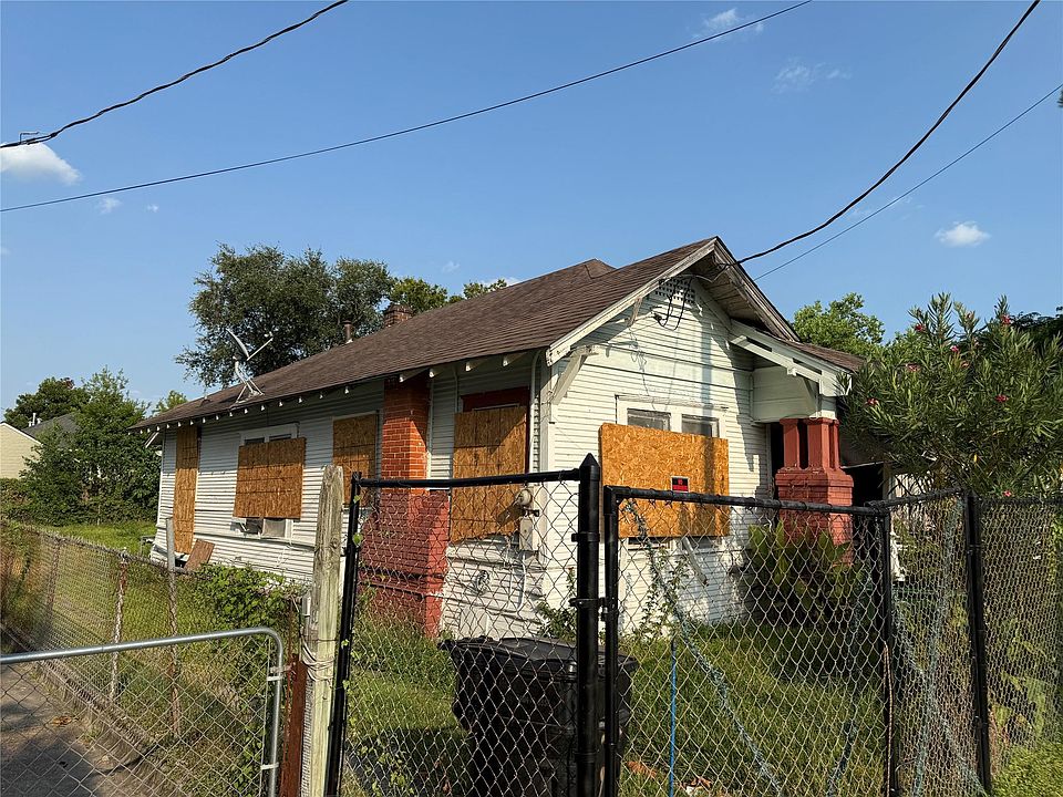 2nd image of 2316 Everett St