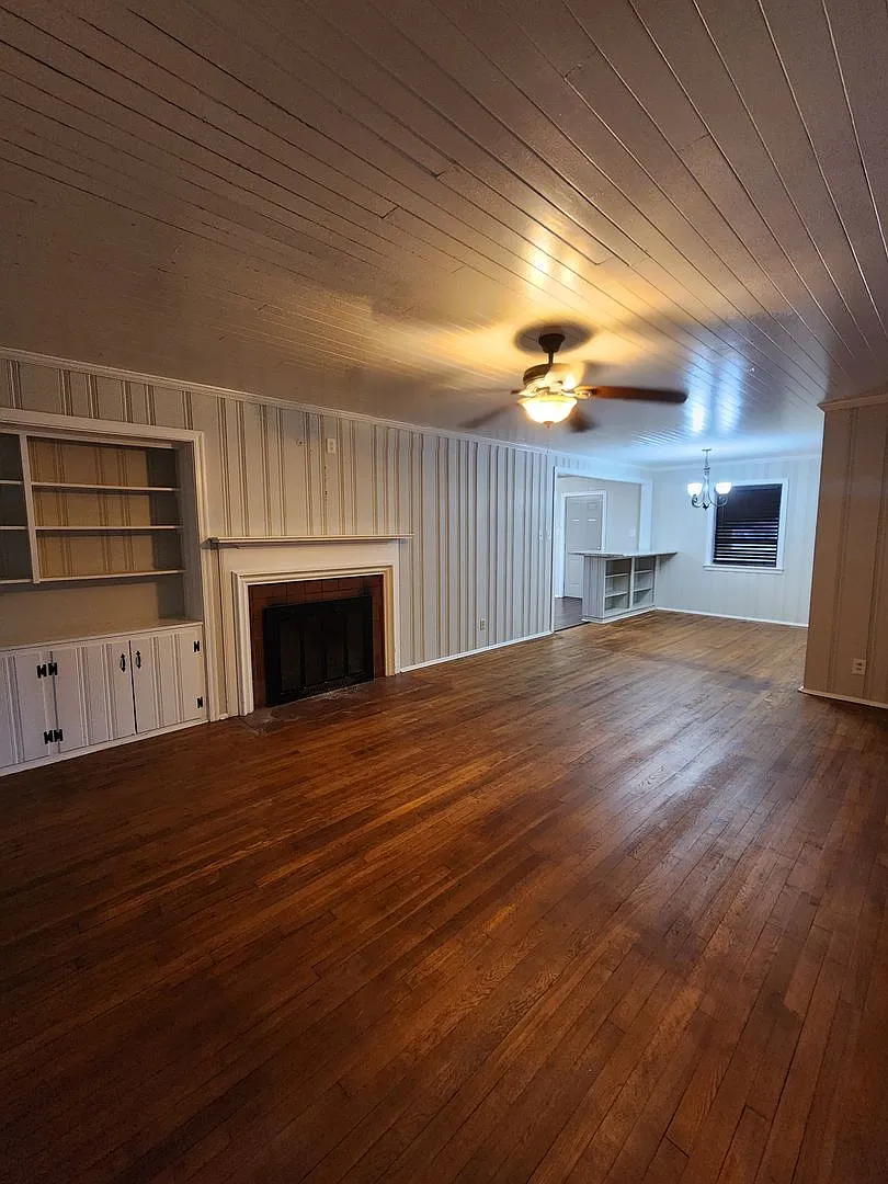 Spacious 3-Bedroom Brick Home with Fireplace and Wood Floors in Valdosta — Photo 2