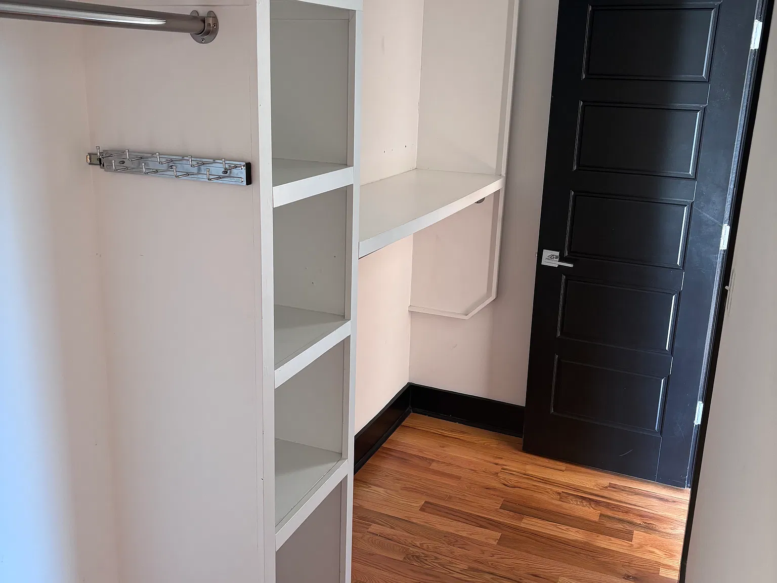 1 bed, 1.5 bath, 2432 sqft, $1,390 — Photo 3