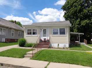 621 7th St, Peru, IL 61354