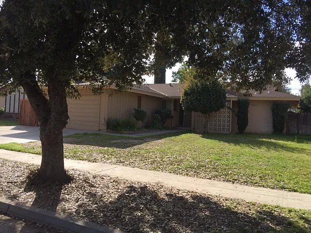 1835 N Dearing Ave photo 1